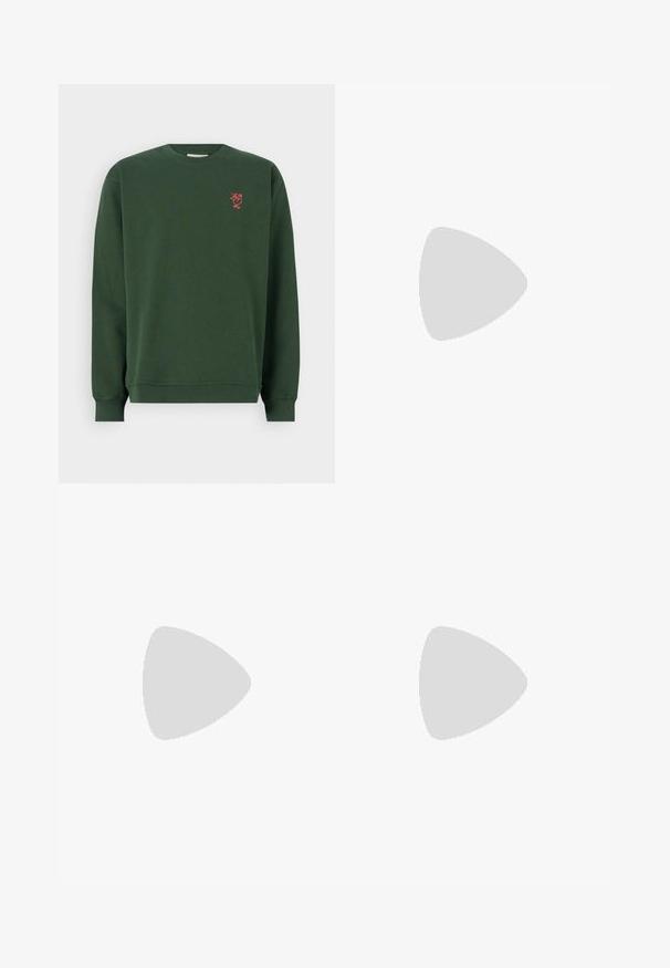 Pulover din bumbac verde închis, cu mâneci lungi, mansete cu nervuri și guler rotund. Prezintă un mic design brodat roșu pe piept.; Pantaloni negri dintr-un material neted, cu un design drept, buzunare frontale, închidere cu un singur nasture și fără modele vizibile.; Adidași albaștri din piele cu perforații, vârf rotund, talpă plată și șireturi groase, cu un logo swoosh vizibil și cu inscripția "AIR" pe toc.; Rucsac tip sling din țesătură neagră, cu o textură netedă, având un design curbat, compartiment cu fermoar și un logo alb pe partea din față.