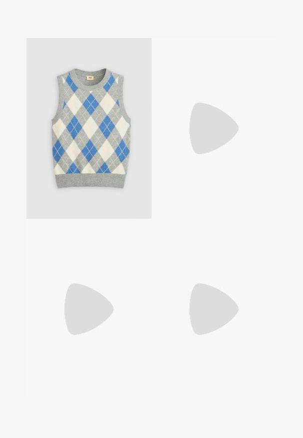 Suéter sin mangas gris con un patrón de rombos en azul, blanco y amarillo. Presenta un escote redondeado y un dobladillo acanalado. Fabricado con tela suave.; Jeans de mezclilla azul claro con un corte recto y holgado, que presentan detalles de paneles en contraste y un diseño de cinco bolsillos. Cierre de botón.; Zapatos de barco de ante marrón con cordones, con punta redondeada y detalles de costura. Llevados con pantalones de pana blanca en un entorno de madera.; Gafas de sol con montura negra angular en un modelo con un suéter gris, mostrando un tejido texturizado y una chaqueta de cuero negra usada por otro modelo.; Bolso de mano de cuero negro con forma curva, tachuelas doradas a lo largo del borde, correa ajustable y un lazo lateral para un detalle adicional.