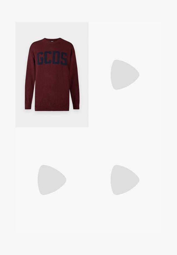 Sweater tricotado bordô com um decote redondo canelado e um grande logotipo azul marinho "GCDS" na parte frontal. Mangas longas com punhos canelados.; Jeans de denim azul escuro com um corte reto, apresentando um desbotamento leve, costura amarela, bolsos frontais e fecho com botão.; Ténis de camurça azul com riscas e atacadores brancos, apresentando uma sola de borracha castanha e marca na lateral e no calcanhar.; Óculos de sol oversized pretos com lentes púrpura em degradé, acabamento brilhante e detalhes em dourado nas hastes. Forma de armação retangular.