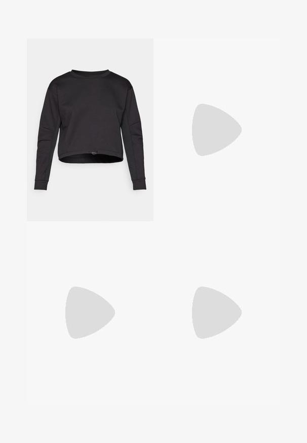 Zwarte sweatshirt met een cropped ontwerp, lange mouwen, ronde hals en zijpaneelaccenten. Gemaakt van zachte, rekbare stof. Verstelbare zoom met trekkoord.; Zwarte geribbelde crop top met een hoge halslijn en brede armsgaten, uitgevoerd in een zachte, rekbare stof voor comfort en een naadloos ontwerp.; Zwarte fietsshorts met hoge taille, gemaakt van rekbare, zachte stof. Beschikt over platte naden en een gladde textuur voor comfort.; Zwarte sportieve schoenen met een gestructureerde bovenkant, witte zool en grijze accenten, geplaatst op een zwarte kettlebell met een blauwe streep, tegen een neutrale achtergrond.
