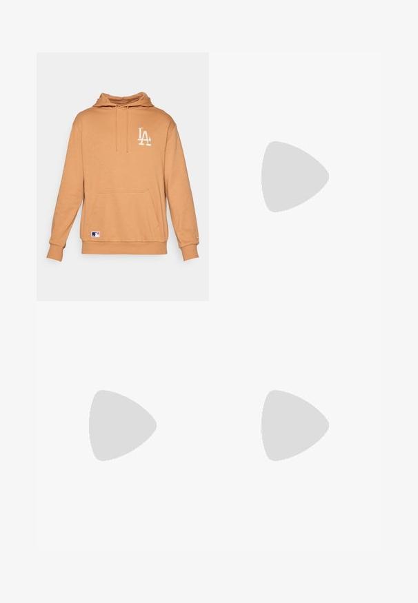 Pullover in tessuto color beige, dotato di una tasca frontale, cappuccio con cordoncino e logo LA ricamato in bianco. Patch del logo MLB sull'orlo.; T-shirt bianca in cotone con scollatura rotonda, maniche corte e un piccolo logo nero "W.W." sul lato sinistro del petto. Tessuto liscio, vestibilità regolare.; Pantaloni utility in cotone marrone con design a gamba dritta, dotati di tasche anteriori e dettagli in metallo per una maggiore durata.; Sneaker bianche con tomaia in sintetico liscio, design con lacci, collare imbottito e dettaglio del logo sul lato, su uno sfondo di ciottoli.