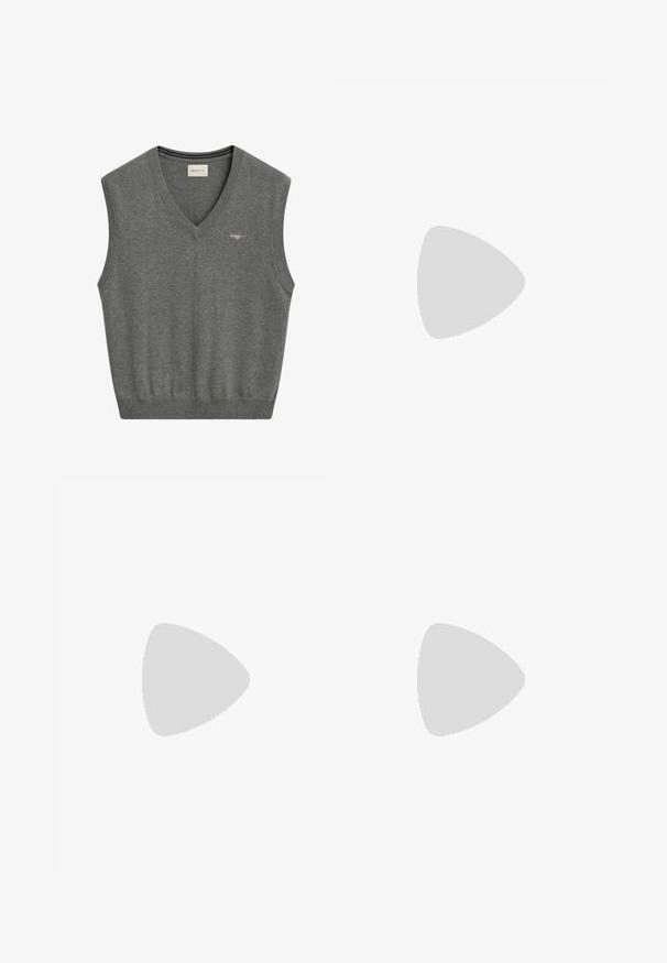 Grijze mouwloze trui, V-halsontwerp, ribgebreide halslijn en zoom, zachte textuur, met een klein geborduurd logo op de borst.; Zwarte langwerpige blouse gemaakt van een gladde stof, met een knoopsluiting aan de voorkant, een standaard kraag en een licht gebogen zoom.; Next STRIPE-REGULAR FIT - Chino - charcoal grey; Zwarte leren instappers met een gestikte voorkant en een platte hak. Glad van textuur met een ronde neus en een decoratieve band over de wreef.; Gouden ring met een verhoogd leeuwmotief op een zwarte achtergrond, omringd door een circulaire band met de gegraveerde merknaam.