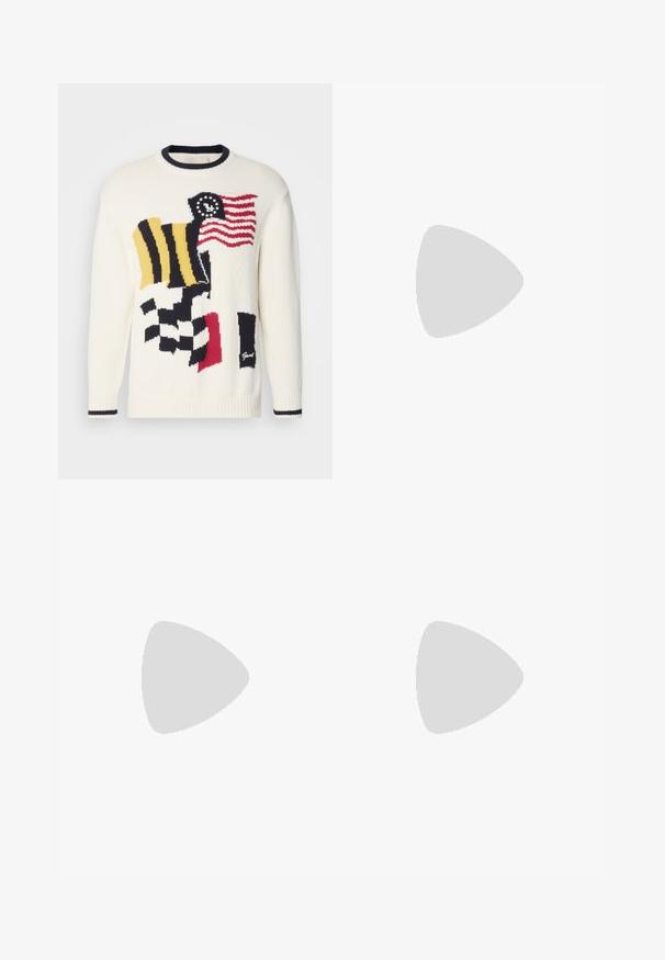 Pull en maille de couleur crème avec des motifs de drapeau multicolores, incluant rouge, bleu, jaune et noir. Doté d'un col et de manchettes en côte bleu marine.; Jean en denim noir avec une coupe droite, doté d'une fermeture à bouton, de cinq poches et de coutures minimales pour un look épuré.; Chaussure noire en cuir à lacets avec un embout arrondi, texture lisse, piqures minimales et un petit talon en caoutchouc. Logo sur le talon.; Sac de sport noir en matériau synthétique texturé. Doté de deux poignées et d'une bandoulière réglable. Design simple sans motifs visibles.