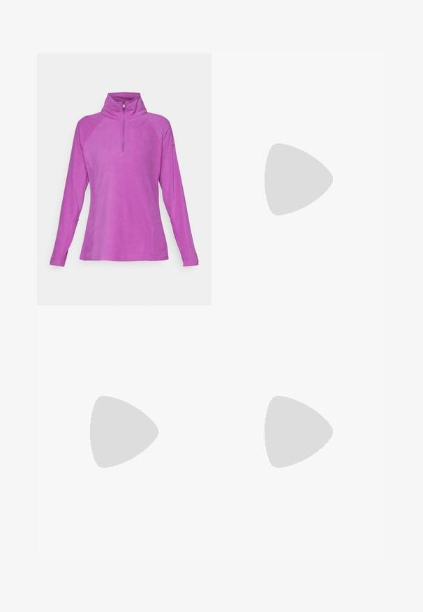 Fleece pulover v svetlo roza barvi, z ovratnikom na pol zadrgo, dolgimi raglan rokavi in gladko teksturo brez vidnih vzorcev ali dodatkov.; Črna majica z dolgimi rokavi iz bombaža z okroglo izrezom. Ima majhen bel logotip na levem prsnem delu. Enostaven dizajn in prileganje.; Črne najlon hlače z zipom, ki se lahko odstranijo, s prilagodljivimi manšetami, več žepi in logotipom na desni nogi. Gladka, lahka tekstura.; Bež in krem športni čevlji z teksturiranim mrežastim zgornjim delom, podpornimi prekrivali in gumijastim podplatom z vzorcem za oprijem.