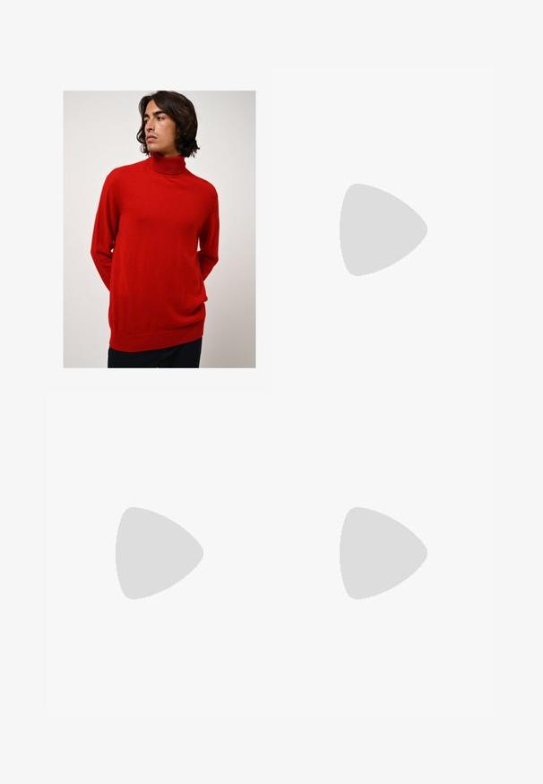 Roter, hochgeschlossener Pullover aus weichem Material. Hat lange Ärmel, eine lockere Passform und eine gerippte Textur an den Bündchen und dem Saum.; Schwarze Hose mit geradem Schnitt, aus einem glatten Stoff gefertigt. Verfügt über Vorderfalten und einen einzelnen Knopfverschluss an der Taille.; Schwarze Leder-Loafer mit abgerundetem Zehenbereich, dekorativer Naht und strukturiertem Außensohle für besseren Halt. Leicht erhöhter Absatz.; Silberner Edelstahlarmbanduhr mit einem navyblauen Zifferblatt, weißen Stundenmarkierungen und einem roten Akzent. Verfügt über ein Gliederarmband und ein rundes Gehäuse.