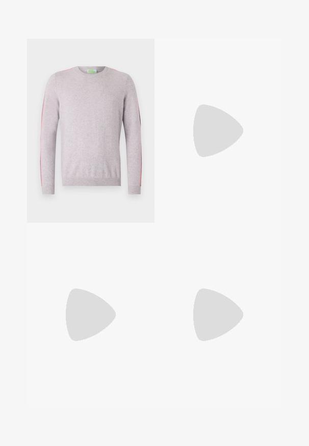 Pull léger gris en maille douce, avec des rayures multicolores en rose et noir sur les manches, et un col et un ourlet côtelés.; T-shirt en coton blanc à manches courtes, avec un logo noir "BOSS" centré sur la poitrine et un design à col rond.; Pantalon en coton beige avec une coupe droite, présentant une fermeture à bouton et des plis sur le devant pour plus de détails.; Baskets en suède gris avec des accents noirs, présentant une surface texturée, un laçage à l'avant et un détail de logo en or sur le côté.