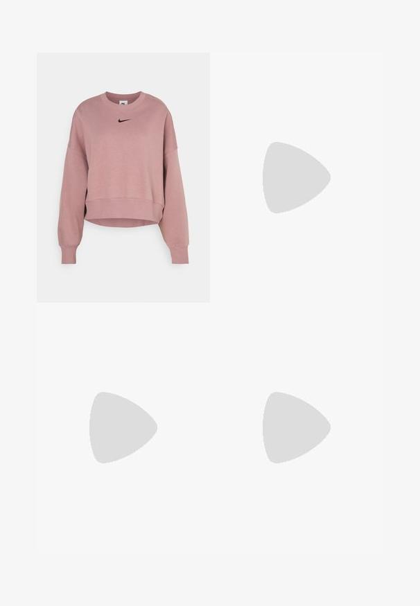 Nike Sportswear CREW - Melegítőfelső - smokey mauve; Fekete farmernadrág kontrasztos fehér varrással, öt zsebbel és egy oldalsó címkével. Szabványos illeszkedés, egyenes lábú dizájn.; Fehér sportcipők, hálós és szintetikus borítással, ezüst Nike logóval, fehér bordás zoknikkal párosítva, egy kék felületen.; Ezüst karika fülbevalók sima, fényes felülettel. Kerek forma és biztonságos klipsz zárás. Könnyű kialakítás, amely alkalmas a mindennapi viseletre.