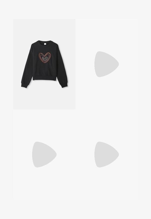 Sweatshirt preto com um design de coração multicolorido e linhas curvas. Gola redonda, mangas longas e punhos e bainha em ribana.; Calças largas pretas com uma textura suave, apresentando uma cintura alta e pregas centrais. Sem padrões visíveis ou detalhes em metal.; Sapatos de salto alto em pele envernizada preta, com bico quadrado, tira no tornozelo e salto robusto. Inclui detalhes perfurados ao longo da borda.; Bolsa de mão em pele sintética preta com acabamento texturizado, apresentando um detalhe de contas prateadas ao longo da alça superior e uma alça de corrente.