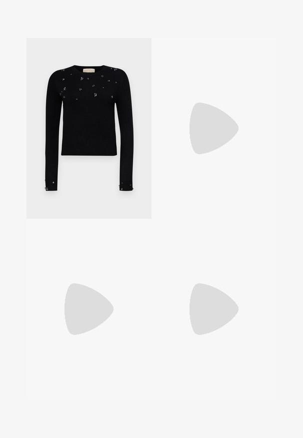 Maglione nero lavorato a maglia con scollatura rotonda, maniche lunghe e decorazioni metalliche sparse sulla parte anteriore e sui polsini.; Pantaloni blu navy realizzati in tessuto morbido, con un design a gamba dritta, pieghe frontali e tasche laterali per un look sartoriale.; Décolleté in vernice marrone, con punta affusolata e tacco alto e sottile. Caratterizzato da un design elegante e una superficie liscia.; Borsa intrecciata marrone e gialla, con forma rettangolare, due cinghie per manico e una finitura testurizzata con cuciture visibili e un'etichetta del marchio.