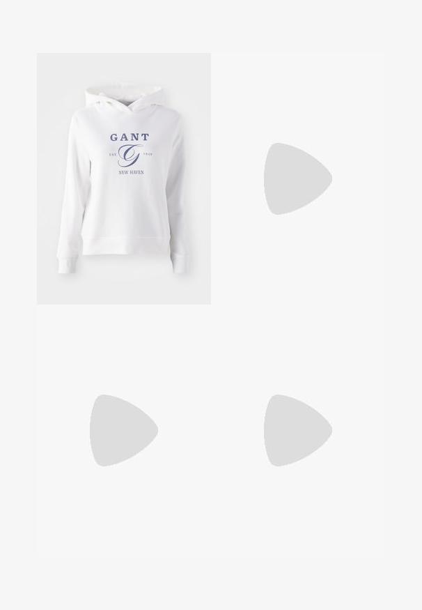 Hvid hættetrøje med en frontkangaroo lomme, der har marineblå tekst, som står "GANT EST. 1949 NEW HAVEN" og et stort, stiliseret "G" logo.; Sorte skræddersyede bukser med lige ben-design, der har en glat tekstur og skarpe folder langs fronten. Ingen synlige hardware.; Beige blokhælede sandaler med tynde remme og en firkantet tå. Glat materiale med minimal detaljering, designet til nem brug.; Sort læderhåndtaske med en struktureret design, der har en kortet form, tophåndtag og guld hardware-accenter. Justerbar skulderrem inkluderet.