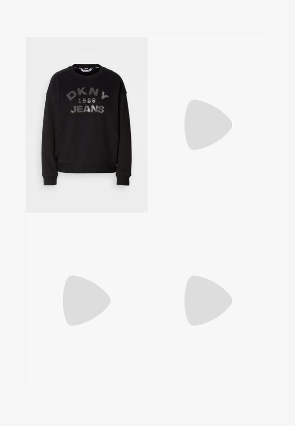 Černá mikina s nápisem "DKNY 1989 JEANS" ve stříbrném písmu. Vyrobena z měkké látky, s vroubkovanými manžetami a lemem. Čistý, ležérní design.; Světlé modré džíny z denimu s vysokým pasem, širokým střihem, dvěma bočními kapsami a nařaseným designem. Měkká textura s vybledlým povrchem.; Černý špičatý slingback s nízkým podpatkem, vyrobený z hladké kůže, s výřezem na boku pro lepší prodyšnost.; Černá kožená kabelka přes rameno s jemnou texturou, trojúhelníkovým tvarem a nastavitelným popruhem, v kombinaci se světle modrou pruhovanou košilí a bílými kalhotami.