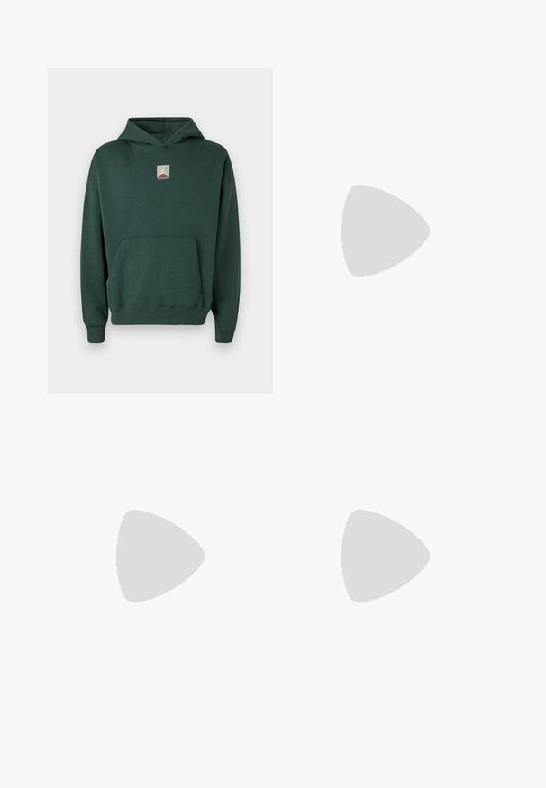 Zöld pamut kapucnis pulóver elülső zsebbel, hosszú ujjú, grafikus logóval a mellkason. Zsinóros kapucnival és bordázott mandzsettákkal rendelkezik.; Három fehér csíkos pamut trikó. Felső része kerek nyakkivágású, és a szegély közelében kis fekete címkék találhatók. Több méretben elérhető.; Szürke Nike melegítőnadrág húzózsinórral a deréknál, keskeny lábakkal, oldalsó zsebekkel és jellegzetes varrás részletekkel. Puha, texturált anyag.; Szürke sportcipő, hálós és velúr felsőrésszel, fehér részletekkel, párnázott talppal és jellegzetes dizájnnal, amely visszaverő elemeket tartalmaz.