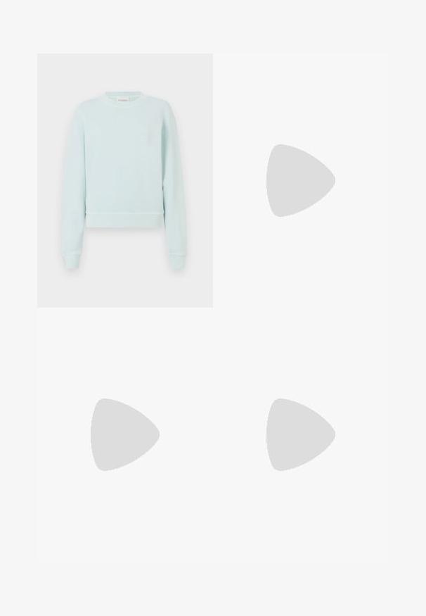CLOSED Felpa -  light sky blue; Agolde HARPER CROP - Wide Leg - blue; The Kooples CHAUSSURES - Decolleté - black; Borsa a mano in pelle nera con design curvo, caratterizzata da borchie argentate, una fibbia e due tasche laterali. Tracolla regolabile per diverse opzioni di trasporto.