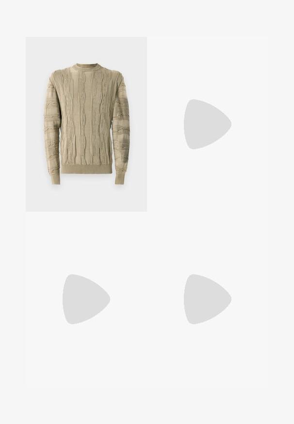 Beige trui met gestructureerde ribbels en versleten details, met een ronde halslijn en geribde manchetten en zoom. Gebreid materiaal.; Skinny jeans in vervaagd grijs denim, met versleten details op de knieën, gecombineerd met witte sneakers. Gladde textuur, slank model.; Witte leren sneakers met perforaties, ronde neus, vlakke zool en dikke veters, met een zichtbare swoosh-logo en "AIR" op de hiel.; Zilveren roestvrijstalen horloge met een marineblauwe wijzerplaat, metalen uurmarkeringen en een datumnis op 3 uur. Waterbestendig tot 50 meter.