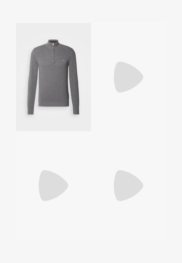 Pulover gri cu mânecă lungă, cu guler cu jumătate de fermoar, model texturat și un logo mic pe partea stângă a pieptului.; Pantaloni bej dintr-un material fin, cu un design drept, închidere cu nasture în față și detalii discrete de pliu pe față.; Mocasini din piele neagră cu vârful rotunjit, având un design cusut, talpă joasă și o talpă din cauciuc texturat, cu crampoane.; Ochelari de soare Ray-Ban cu lentile verzi, rame din plastic negru și accente aurii pe margini. Formă pătrată cu un finisaj mat.