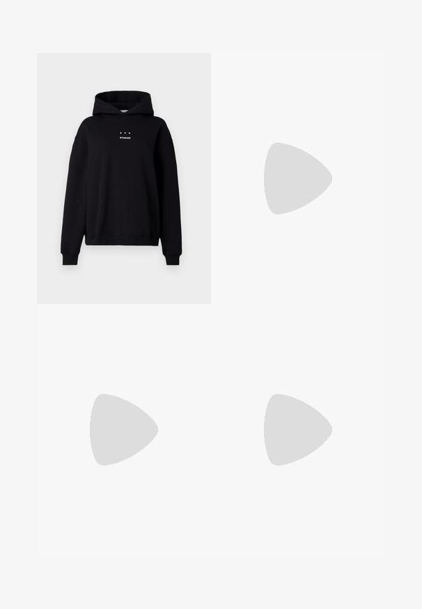 Svart hettegenser med kengurulomme og snøring i hetta. Har hvit tekst "C P H" og "STUDIOS" på brystet. Mykt materiale, avslappet passform.; Langermet hvit T-skjorte i myk, lett stoff; har rund hals og en litt avslappet passform; merket synlig på siden.; Høyt liv, vide jeans i mørk blå denim med en jevn tekstur, kontrastsøm og fem-lommers design. Frontlukkning med knapp.; Lave sneakers med en hvit syntetisk overdel, rosa og grå semsket skinndetaljer, teksturert hvit gummisåle og fargerike snørebånd.