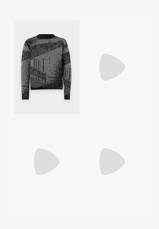Schwarzer und grauer Strickpullover mit einem grafischen Muster aus vertikalen Streifen und Punkten, langen Ärmeln und einem runden Halsausschnitt.; A-COLD-WALL* FORM SHORT - Shorts - black onyx; Filling Pieces CRUISER GREY UNISEX - Sneaker low - grey; Schwarze Leinenshoppingtasche mit zwei Griffen, flachem Oberteil, strukturierten Oberflächen und einem kleinen, geprägten Logo auf der Vorderseite.