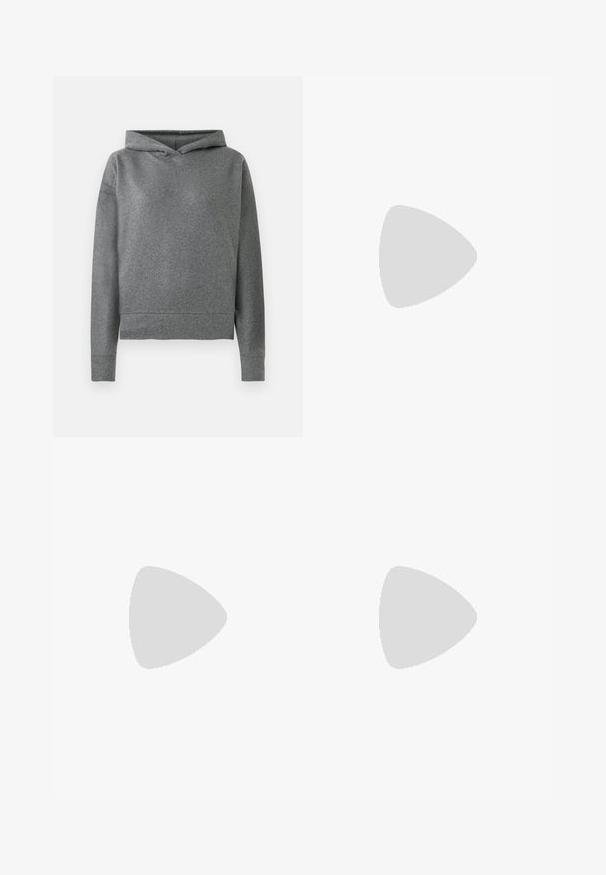 Sudadera gris hecha de una suave tela texturada. Cuenta con una capucha con cordón, mangas largas y un corte ligeramente recortado y holgado.; falda de mezclilla oscura con corte recto, que presenta dos bolsillos frontales y una textura sutil. Cintura estándar y dobladillo limpio.; Botín negro de cuero hasta el tobillo con punta redondeada, tacón cuadrado, cremallera lateral y detalles de costura en el empeine. Textura suave, diseño clásico.; Bolso de cuero marrón con estampado de cocodrilo, de forma cilíndrica, con herrajes en tono dorado y una correa desmontable con tachuelas.