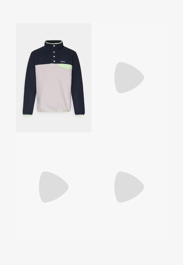 Fleece-Pullover in Marineblau und Hellgrau, mit Druckknopfkragen, einer grünen Akzenttasche und einem kleinen Logo auf der Brust. Weiche Textur.; Schwarze Capri-Leggings aus dehnbarem Stoff mit einem hohen Bund und einem kleinen weißen Logo auf der linken Seite. Glatte Textur.; Schwarzer und grauer Sportschuh mit einem Obermaterial aus Mesh, Gummisohle und elastischem Schnürsystem. Verfügt über eine verstärkte Zehenkappe und strukturierte Akzente.; Schwarzes Laufweste mit Mesh-Seitentaschen, reflektierenden Akzenten und einer Reißverschlusstasche vorne. Leichter Stoff, der für Komfort und Atmungsaktivität konzipiert ist.