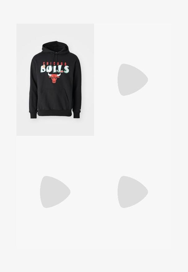 Felpa nera con cappuccio, caratterizzata da una tasca frontale, polsini a coste e una stampa grafica di un logo di toro con il testo "CHICAGO BULLS" in rosso e turchese.; Pegador BARROW - Jeans loose fit - sand washed blue; Mocassino in pelle nera con un'accento a frange, dotato di una suola nera spessa e cuciture gialle lungo il bordo. Finitura testurizzata.; Collana in metallo argentato a tre strati caratterizzata da catene sottili e flessibili con una leggera lucentezza, fissata con un gancio a molla e una catena regolabile.