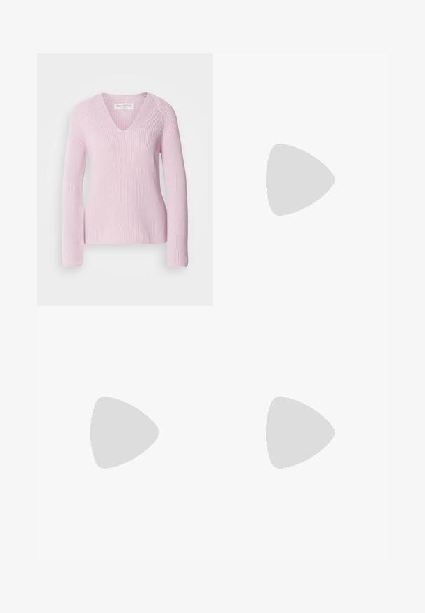 Pulover tricotat de culoare roz deschis, cu decolteu în V, mâneci lungi și textură ribbă. Prezentă o croială lejeră și un design simplu, fără cusături.; Blugi din denim de culoare albastru închis, cu talie înaltă și picioare late, cu închidere frontală cu nasture și fermoar, și design clasic cu cinci buzunare.; Botă de cowboy din piele maro cu vârf ascuțit, cu modele brodate în spirală pe tambur și un toc bloc stratificat. Are o bucată pentru prindere pentru a fi îmbrăcată ușor.; Cercel din argint cu un finisaj polișat, având detalii mici din aur și o formă rotundă, purtat pe lobul urechii.