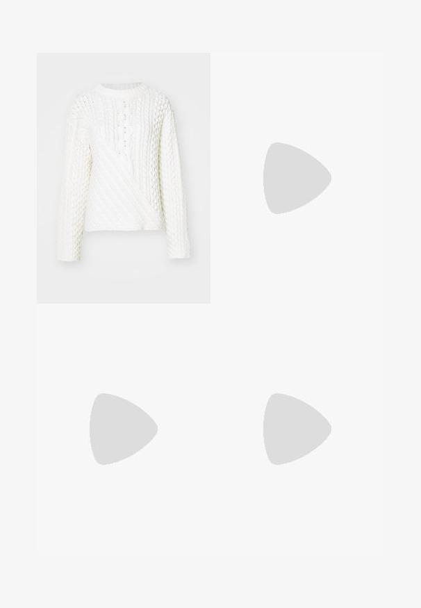 Hvit strikket genser med et teksturert kabelmønster, rund hals og lange ermer. Designet inkluderer en diagonal forside.; Vide benbukser i sort denim med glidelås i front, fem-lomme design og subtile sømdetaljer. Glatt tekstur og avslappet stil.; Svarte patentlær slingback hæler med spiss tå og geometrisk blokk hæl. Har et stilrent, minimalistisk design og jevn tekstur.; Svart lær hobo-veske med glatt tekstur, buet form og enkelt justerbart stropp; har en bred åpning på toppen.