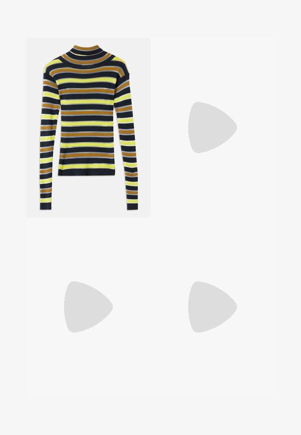 Pulover din tricot cu mânecă lungă, cu dungi orizontale în negru, marron, galben, gri deschis și alb pe un fundal alb.; Pantaloni din denim cu evazare, de culoare albastru închis, cu cusături structurate și un finisaj curat. Prezintă un brâu mediu și picioare late, fluide.; Sandale din piele neagră cu accente aurii pe catarame, având mai multe curele și un design cu talpă plată pentru purtare cu degetele la vedere.; Clutch din piele neagră cu textură plisată, cadru din metal de ton argintiu, închidere tip kiss-lock și curea din lanț. Suprafață netedă și moale.