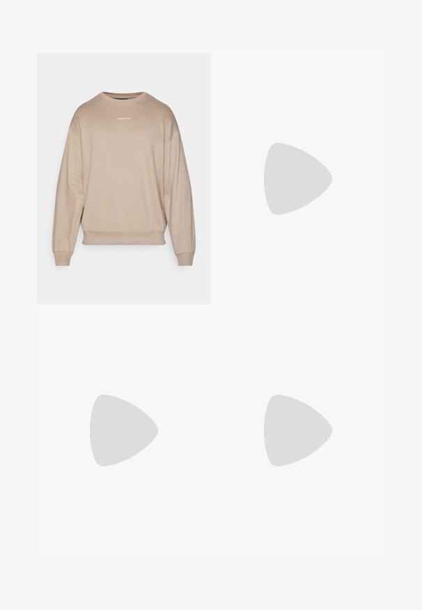 Beige színű, kerek nyakú pulóver, esőforduló vállakkal, bordázott mandzsettákkal és aljjal. Középen, a mellrészen található egy apró, fehér logó. Puha anyagú textúra.; Szürke pamut póló, diszkrét AX logó mintával, kerek nyakkal, rövid ujjakkal és laza szabással. Simaszerkezet, enyhén kopott stílussal.; Fehér, puha szövetből készült melegítőnadrág, elasztikus derékrésszel, szűkülő lábakkal és egy kis logóval a bal oldalon.; Fehér bőr sportcipő sima felülettel, kerek orral, lapos fűzőkkel és texturált talppal. Finom logó található a sarokon.