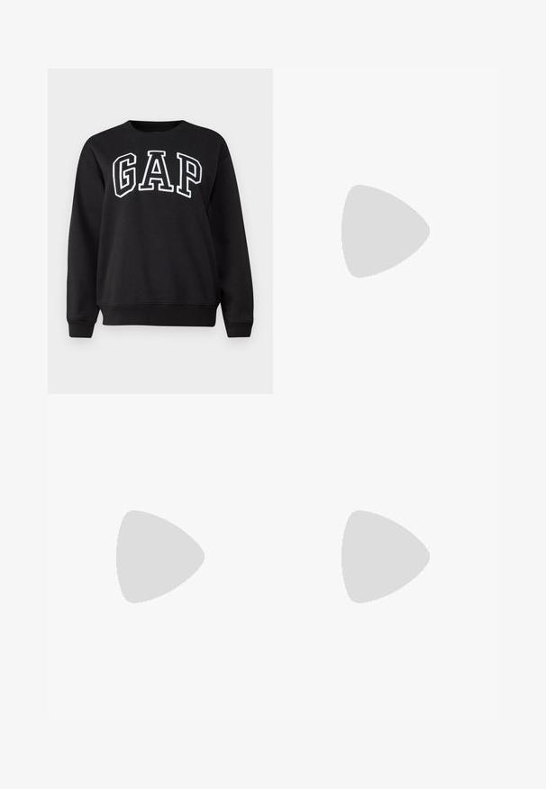 Sweatshirt preto feito de algodão com decote redondo. Apresenta grandes letras brancas "GAP" na parte da frente. Mangas longas e punhos canelados.; Jeans de ganga azul de cintura alta com pernas largas, desbotando do azul escuro para o azul claro, apresentando bolsos frontais e passantes para cinto.; Sapatos de plataforma em couro preto com um salto bloco robusto, bico redondo e design clássico de atacadores. Apresentam uma textura suave e detalhes mínimos.; Bolsa tote preta em couro com textura lisa, forma retangular e duas alças longas. Sem hardware ou enfeites visíveis.