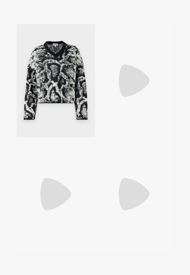 Fekete-fehér, cropped pulóver V-kivágással, textúrált állatmintás mintázattal és hosszú ujjakkal. Puha kötött anyag.; Világoskék, magas derekú farmernadrág. Széles lábakkal, két szakadt térddel és klasszikus öt zsebes dizájnnal rendelkezik.; Fehér magaskorsó vászon sportcipő fekete gumi talppal, elülső gumi orrnyereggel és hat fűzőlyukkal, letisztult, minimalista dizájnnal.; Piros bőr kézitáska szögletes, geometrikus kialakítással. Egy állítható pánttal és varrott részletekkel ellátott fedélzárral rendelkezik.