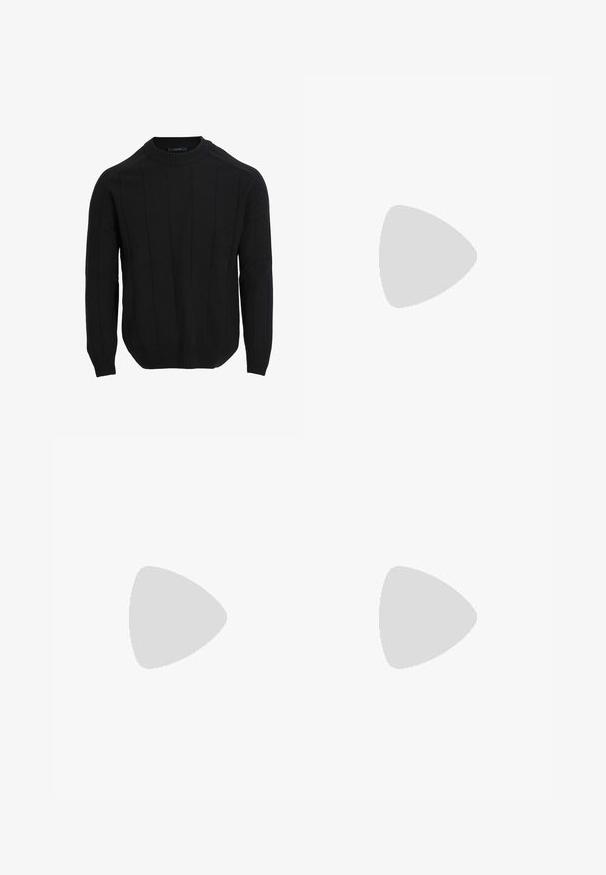 Schwarzer gestrickter Pullover mit einem runden Halsausschnitt, der vertikale Rippmuster sowie Rippbündchen und -saum aufweist. Hergestellt aus einem weichen, strukturierten Stoff.; Schwarze, weite Hose mit gefälteltem Vorderteil, seitlichen Taschen und einer glatten Stoffstruktur. Entworfen für eine entspannte Passform.; Schwarze Leder-Oxford-Schuhe mit Schnürdesign, runder Zehenform, flacher Gummisohle und subtilen Nähten entlang des oberen Teils.; Schwarze Leder-Crossbody-Tasche mit strukturierter Oberfläche, goldenen Beschlägen, einem Klappenverschluss und einem verstellbaren Schulterriemen. Mit einem Logo auf der Vorderseite.