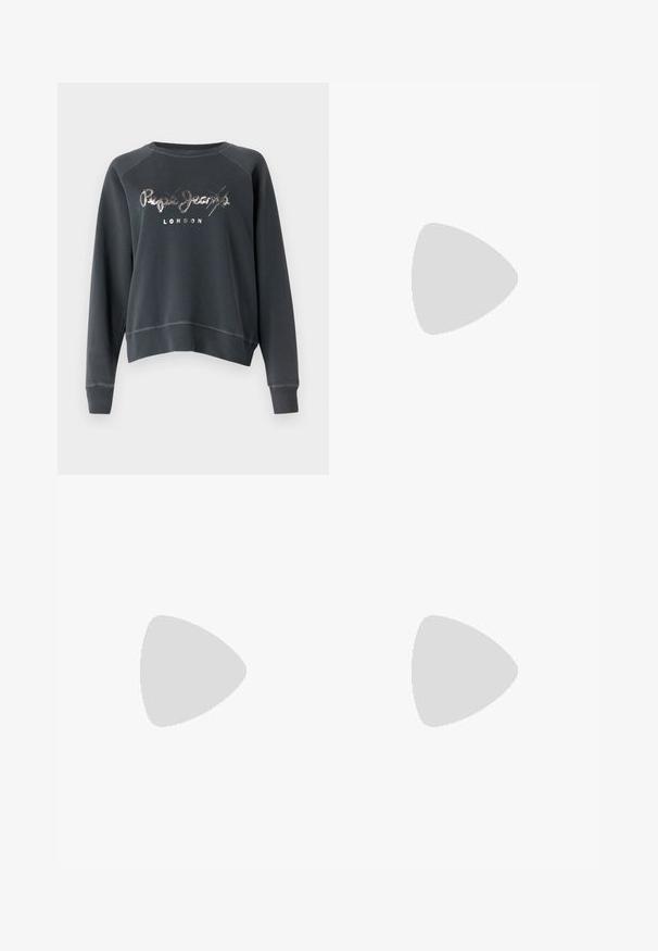 Felpa grigio scuro a girocollo con maniche lunghe, caratterizzata da un logo ricamato in argento "Pepe Jeans London" sul davanti. Tessuto morbido.; Abito nero decorato con paillettes, maniche lunghe, scollatura off-the-shoulder e silhouette dritta; presenta una superficie testurizzata e scintillante.; Scarpa con tacco alto a punta, con una combinazione di colori argento, oro e nudo. Finitura lucida con design a ritaglio, con tacco a stiletto.; Borsa a pochette metallica argentea con una forma morbida e arrotondata e chiusura superiore annodata. Realizzata in materiale sintetico morbido.; Orecchini a cerchio in argento con un design torciglionato, caratterizzati da una finitura lucida e chiusura a perno. Misurano circa 3 cm di diametro.