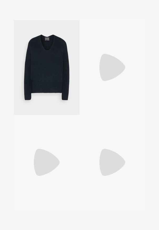Navyblauwe gebreide trui met een V-hals en lange mouwen, gestructureerde stof, zachte uitstraling en zonder zichtbare patronen of accenten.; Zwarte wijde broek met hoge taille, knoopdetails op de tailleband en plooien aan de voorkant.; Zwarte leren enkellaars met vierkante neus, zijrits en blokhak tegen een effen lichte achtergrond.; Zwarte handtas met gestructureerde vorm, gladde textuur en een metalen sluiting. Gecombineerd met brede zwarte broeken en sandalen met open teen op een houten vloer.