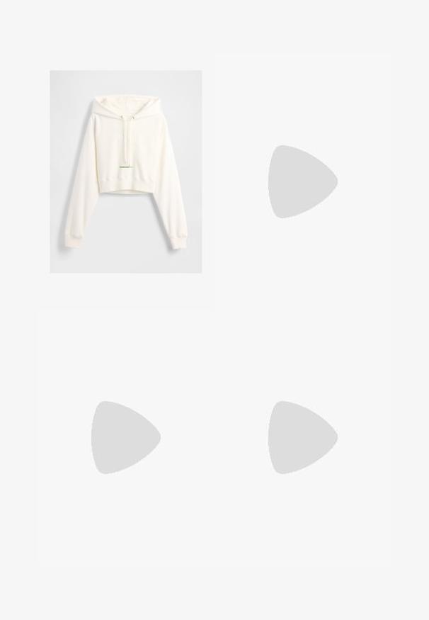 Šviesiai kremų spalvos trumpas gobtuvas pagamintas iš minkštos medžiagos, turi raištelį gobtuve, raglaninę rankovę, reliefinį "GAP" logotipą ir banguotas rankogalius.; Balta trumpa medvilninė marškinėlių palaidinė. Trumpi rankovės, apvali iškirptė, lygus paviršius, kasdienis dizainas be raštų ar puošmenų.; Mėlyni džinsai tiesaus šešiakampio modelio su aukšta liemens linija, penkių kišenių dizainu ir sagčių užsegimu. Matoma siuvimo linija ir vario atspalvio varžtai.; Batai turi minkštą rožinę zomšinę viršutinę dalį, baltas odines detales ir tekstūruotą gumos padas. Išskirtinis swoosh logotipas šonuose, raištelių dizainas.