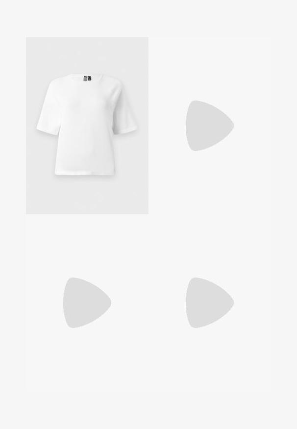 Top corto bianco a maniche corte realizzato in tessuto morbido e testurizzato. Presenta un collo rotondo e maniche raglan. Design semplice e minimalista.; Jeans in denim a gamba larga di colore blu profondo, con dettaglio cucitura frontale, chiusura con bottone e design classico a cinque tasche.; Sneakers crema e lavanda con tre strisce e suola marrone texturizzata, dotati di lacci e tallone imbottito. Parte superiore in tessuto morbido.; Borsa a tracolla in pelle marrone con forma curvata, hardware dorato e un dettaglio con fibbia. Presenta una tracolla rimovibile.