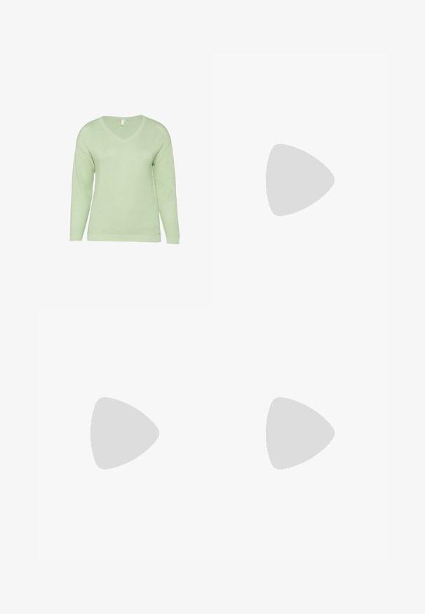 Lichtgroene gebreide sweater met een V-hals, lange mouwen en geribde manchetten en zoom. De textuur is iets gemêleerd en zacht.; Wijdgevallen broeken in een lichtcrème kleur. Gemaakt van een zachte stof met plooien aan de voorkant en zijzakken.; Bruine leren slip-on sandalen met een platte zool, voorzien van een brede band en witte geometrische accenten voor een minimalistisch ontwerp.; Bruine leren handtas met een conische vorm, stevige handvatten en contrasterende witte stiksels. Heeft een afneembare schouderband voor veelzijdigheid.