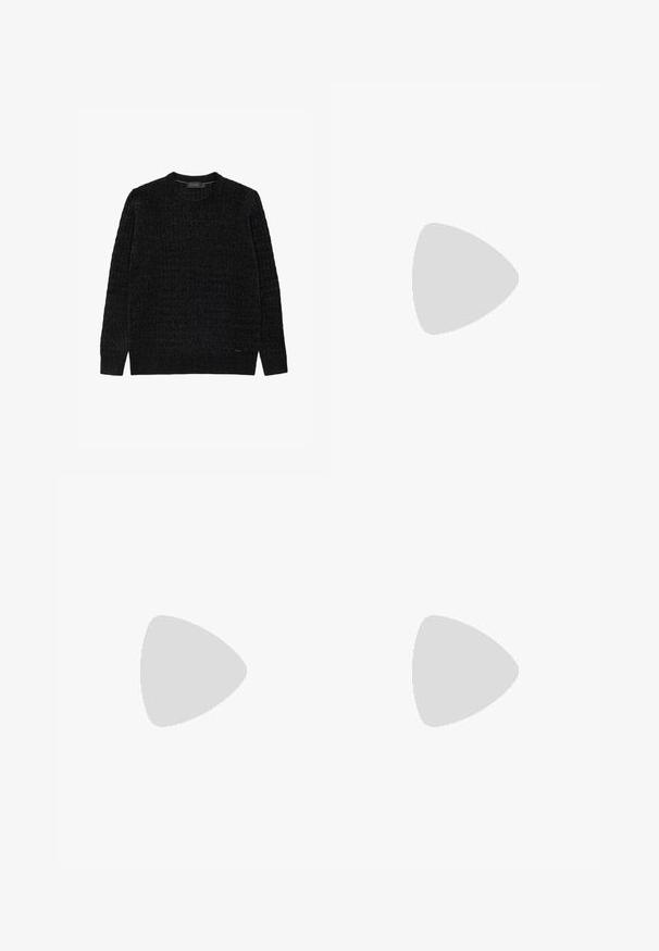 Maglione nero lavorato a maglia con superficie testurizzata, scollo a girocollo, maniche lunghe e un piccolo logo vicino all'orlo.; Pantaloni neri su misura realizzati in tessuto liscio, con vita piatta, passanti per la cintura e tasche laterali. Design a gamba dritta.; Scarpa slip-on in suede beige con punta arrotondata e dettagli cuciti. Suola in gomma chiara con design a profilo basso.; Occhiali da sole con montatura in metallo dorato e lenti verde scuro, stile aviator, con aste sottili e dettagli in tartaruga sulle punte.