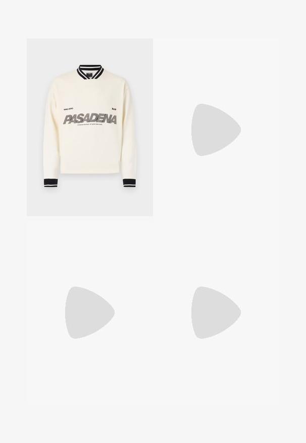 Witte sweatshirt met zwarte accenten, voorzien van een geribbelde kraag en manchetten. Op de voorkant staat "PASADENA" in vetgedrukte, gestileerde tekst.; Blauwe denim cargoshorts met een hoge taille, meerdere cargozakken aan de zijkanten en een klassieke vijf-pocket stijl. Stonewashed textuur.; Zwarte lage sneakers met witte strepen, zwarte veters, gestructureerde zwarte zool en witte hielaccent, met het merk "JACK & JONES" aan de zijkant.; Zwarte stof heuptas met een afgeronde vorm, voorzak met rits en een gladde textuur. Geen zichtbare patronen of accenten. Lichtgewicht ontwerp.
