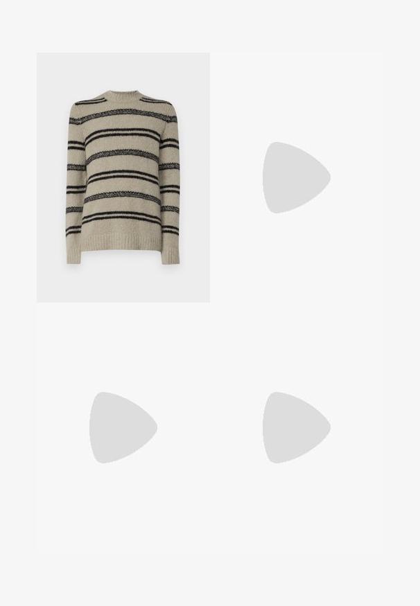 Beigefarbener Pullover mit schwarzen Streifen, gestrickte Textur, Rundhalsausschnitt und lange Ärmel. Verfügt über unterschiedlich dicke Streifen für zusätzliche Details.; Schwarze, taillierte Hose mit geradem Schnitt, aus glattem Stoff gefertigt. Verfügt über Gürtelschlaufen und eine Bügelfalte an der Vorderseite.; Weiße Leder-Sneaker mit glatter Oberfläche, rundem Zehenbereich, flachen Schnürsenkeln und strukturiertem Schuhsohlen. Graues Wildleder-Detail an der Ferse.; Klarer Kunststoff-Sonnenbrillen mit rechteckigen braunen Gläsern, ausgestattet mit dünnen, transparenten Bügeln und Metallakzenten an den Schläfen.
