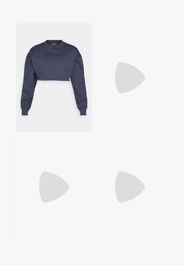 Felpa navy cropped in cotone, con scollo rotondo, maniche lunghe e tessuto testurizzato, dotata di un discreto tag logo sull'orlo.; Pantaloni neri attillati in tessuto liscio, con una vita classica, zip frontale e tasche laterali, dal design elegante e sartoriale.; Anna Field Stivali alti - beige; Occhiali da sole neri oversize con lenti scure e dettagli in oro, abbinati a un grande orecchino a forma di goccia in oro lucido. Sciarpa di tessuto scuro.; Borsa a tracolla bianca in pelle con una chiusura dorata, caratterizzata da un design strutturato, bordi in contrasto e una sottile tracolla regolabile.