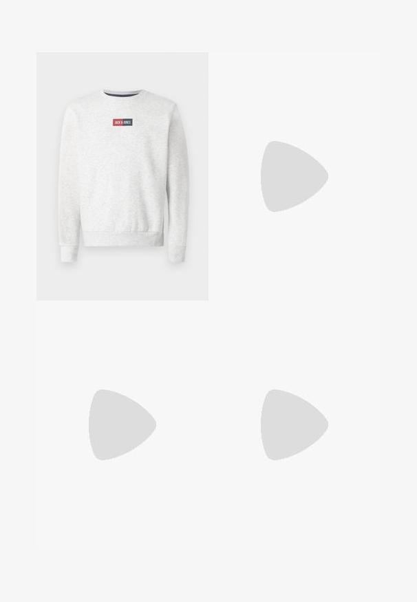 Grijze sweatshirt met een ronde hals, geribde manchetten en zoom, met een rood en marineblauw rechthoekig logo-opdruk op de borst. Zachte stoftextuur.; Lichtblauwe denim jeans met hoge taille, frontknop, rits en vijfzakkenontwerp, plat gelegd op een neutrale achtergrond.; Witte sneaker met zwarte en grijze accenten, voorzien van een grijze neus met textuur, zwarte rubberen zool en platte witte veters. Schoon ontwerp, minimalistische stijl.; Zwarte leren schoudertas met een ritsluiting, voorzien van een gestructureerd lichaam, witte stiksels en een band met zilveren oogjes.
