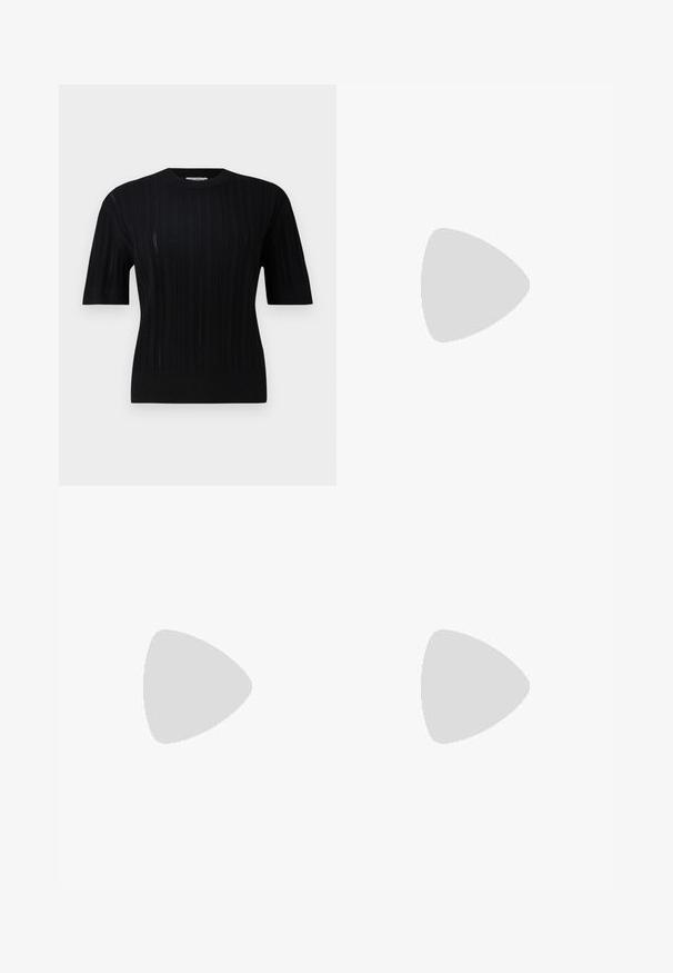 Filippa K BRAID - Vesta - black; Crne siraste hlače visokog struka, izrađene od rastezljivog materijala. Imaju vertikalne šavove sprijeda i glatku teksturu.; Crne kožne cipele s remenom oko pete, s izduženim vrhom, dekorativnim trakama s metalnim rupama i niskom blok petom. Teksturirana površina.; Crna kožna torba preko ramena s dva prednja džepa, zlatnim kopčama, zatvaranjem na zip i uskim remenom. Teksturirana površina i kompaktan pravokutan oblik.