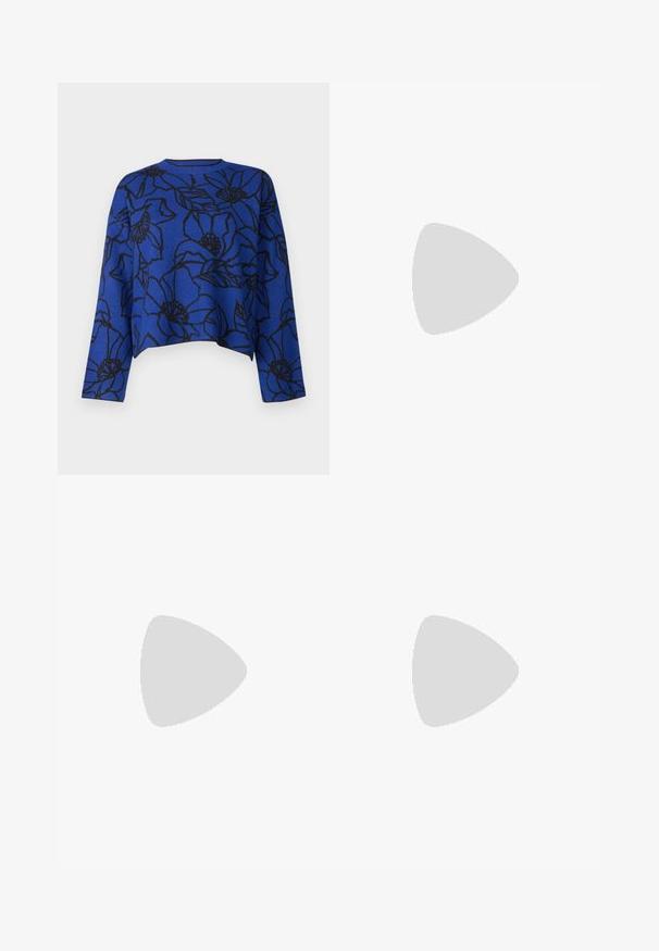 Vero Moda VMNEW FLORA O NECK LOOSE  - Džemperis - surf the web/black; Melni platajā kāja džinsi ar augstu jostu, klasisko piecu kabatu dizainu un vieglu izbalēšanu. Ilgtspējīgs audums ar gludu tekstūru.; Melnas lakotas augstpapēžu čības ar kvadrāta purngalu, potīšu siksniņām un sudraba sprādzēm. Aprīkotas ar masīvu bloku papēdi stabilitātei.; Melnas ādas somiņa ar gludu tekstūru, taisnstūra formu un divām garām rokturiem. Nav redzamu aparatūras vai rotājumu.