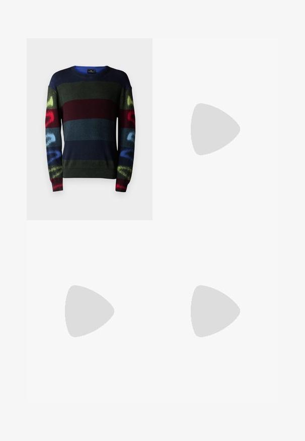 PS Paul Smith CREW NECK SWEATER  - Maglione - black; Pantaloni neri in velluto a gamba dritta con vita elastica e cordoncino anteriore, esposti su uno sfondo bianco uniforme.; Sneaker bianco con accenti in camoscio, punta rotonda, lacci piatti e suola in gomma crema. Presenta un marchio verde sul tallone.; Borsa a tracolla in pelle nera con texture liscia, forma rettangolare e tracolla lunga; presenta un piccolo logo bianco al centro.