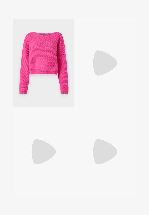 Rožinis trumpas megztinis su tekstūruotu nėriniu, plačiu iškirpimu ir ilgomis rankovėmis. Su briaunuota apačia ir rankogaliais. Pagamintas iš lengvos medžiagos.; Šviesiai mėlynos aukšto liemens plačios kojos džinsai su priekiniais užtrauktukais ir sagom, priekinėmis ir galinėmis kišenėmis, ant baltos fono.; Juodos Adidas sportbačiai su baltais dryžiais, auksiniu „Spezial“ užrašu, guminėmis padais ir balta kulno juostele, rodomi šoninio vaizdo.; Juodas odinis pynimo stiliaus pirkinių maišas su laisva forma ir plačiu peties diržu. Pasižymi tekstūruotu, persipinimu sukurto dizaino ir lygaus paviršiaus.