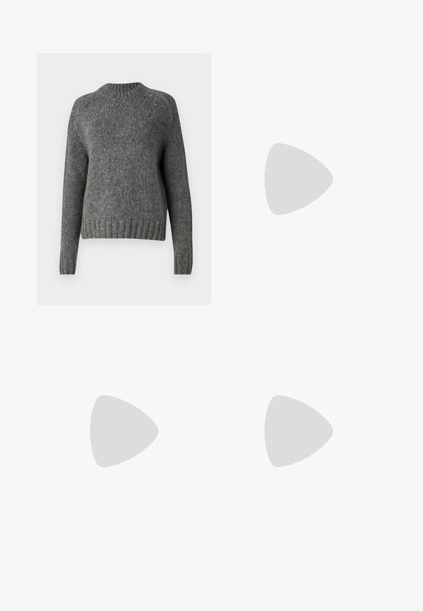 Marc O'Polo DENIM CREW NECK LONG SLEEVE CHUNKY - Pulóver - dark shadow melange; Fekete, bő szárú nadrág krém színű virágmintával. Könnyű anyagból készült, sima tapintású és magas derékrésszel rendelkezik.; Fekete bőr cowboy csizma hegyes orral, dombornyomott csavart mintákkal és közepes magasságú sarokkal. A könnyű felhúzást segítő húzófüllel rendelkezik.; Fekete kézi táska strukturált formával, sima textúrával és fémből készült záródással. Széles fekete nadrággal és nyitott orrú szandállal párosítva, fából készült padlón.