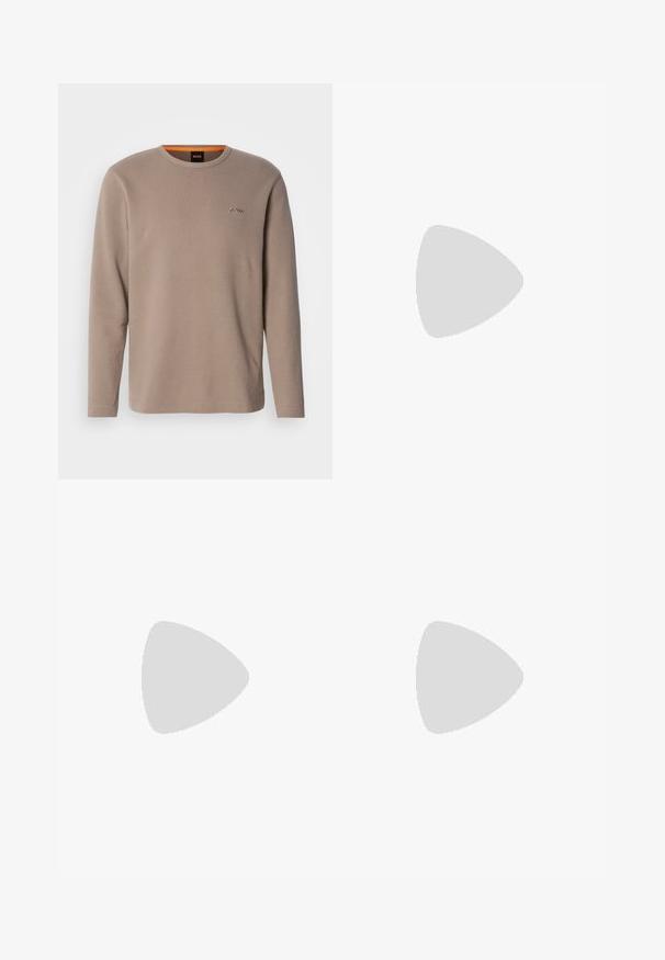 Beige langekleur T-shirt met lange mouwen van ribbelstof. Heeft een ronde halslijn en een klein geborduurd logo op de linkerkant van de borst. Geaccentueerd met oranje aan de binnenkant van de kraag.; Kort mouw blazer in diep bordeaux met een kaartprint van Lagos. Heeft een notch-kraag, dubbele knoopsluiting en een gladde stoftextuur.; Paarse wijde broek met een kaartprint in een lichtere tint. Gemaakt van een gladde stof, met plooien en een elastische tailleband.; Bruine leren instappers met een gladde afwerking, ronde neus, minimale stiksels en een dikke zwarte rubberen zool. Geen zichtbare hardware of accenten.