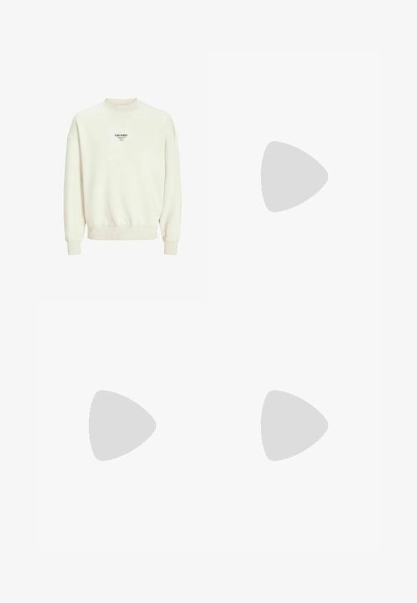 Sudadera color crema con cuello redondo acanalado, puños elásticos y dobladillo. Presenta un logotipo impreso en negro en la parte delantera. Textura suave.; Camiseta blanca de algodón con mangas cortas, cuello redondo, corte relajado y sin logotipos ni patrones visibles. Textura suave y diseño minimalista.; Jeans de cintura alta y corte holgado en denim negro desgastado. Con cinco bolsillos, pasadores para el cinturón y un diseño de pierna recta y limpia.; Zapatilla gris y blanca con parte superior de ante y cuero, puntera redondeada, cordones planos y suela de goma con un acento de goma.