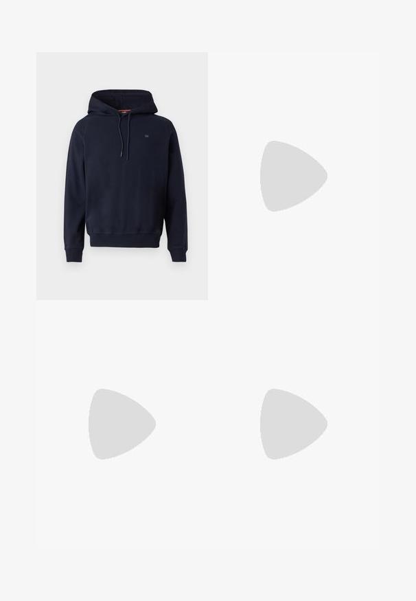 Tums zila kapuce ar garām piedurknēm, priekšējām auklām, ribotām aprocēm un apakšmalu, kā arī maza emblēma uz krūšu daļas.; Tievās džinsās bālganā pelēkā denimā, kas izceļas ar nolietotām detaļām pie ceļgaliem, apvienotas ar baltām kedām. Gluda tekstūra, šaurs piegriezums.; Baltas ādas sporta apavi ar perforācijām, apaļu purngali, plakanu zoli un biezām šņorēm, ar redzamu swoosh logo un vārdu "AIR" uz papēža.; Sudraba nerūsējošā tērauda rokas pulkstenis ar tumši zilu ciparnīcu, metalizētiem stundu rādītājiem un datuma logu pie pulksten 3. Ūdensizturīgs līdz 50 metriem.