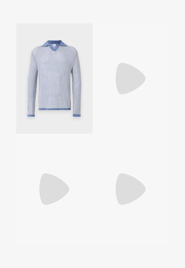 Light blue knitted sweater with long sleeves, featuring a V-neck and a contrasting denim collar. Soft texture and standard fit.; Black cargo pants made of cotton with a loose fit, featuring two side pockets and embroidered text on the left leg.; Stuart Weitzman CLUB CLASSIC PENNY LOAFER - Smart slip-ons - black; Black leather crossbody bag with a zippered front pocket, embossed logo, and adjustable strap. Smooth texture with a structured shape.